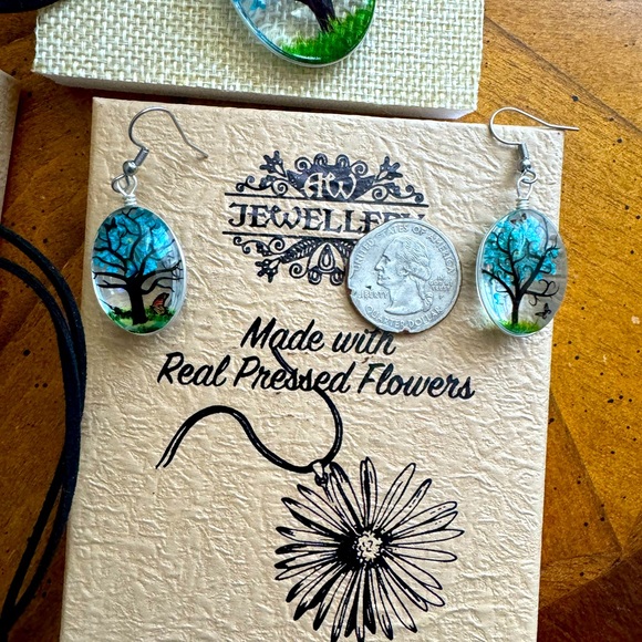 AW Jewelry Necklace and earrings set made in resin with Real Preserve flowers . - Picture 3 of 7